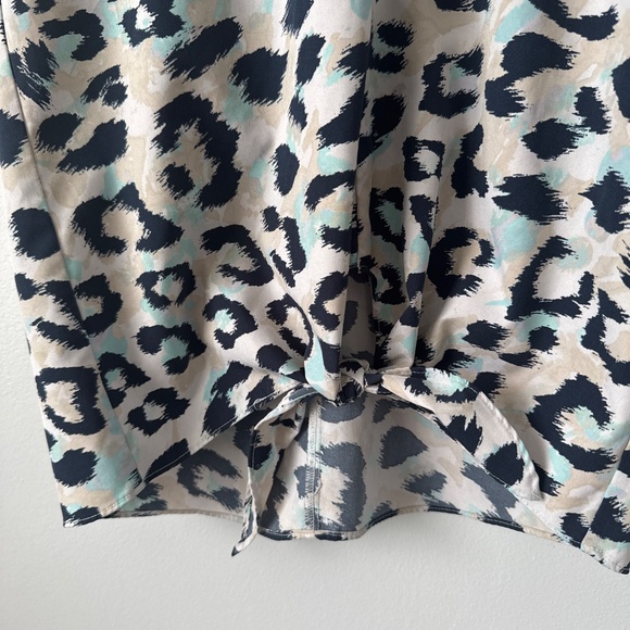 Juicy couture V-neck tie front blouse - Picture 3 of 6